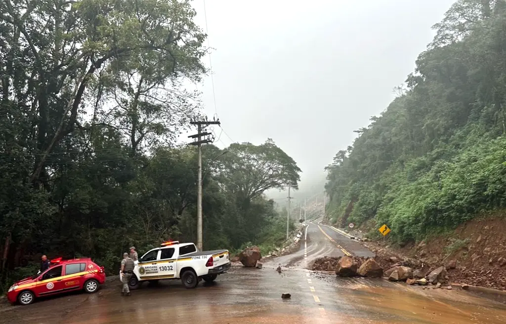 FORTES CHUVAS CAUSAM ESTRAGOS NO INTERIOR DE CANELA E MOBILIZAM AÇÕES EMERGENCIAIS