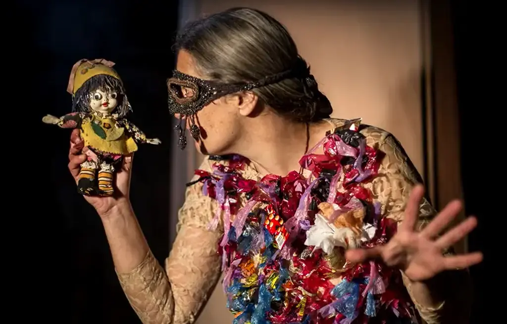 NA PONTA DOS DEDOS, A FANTASIA.