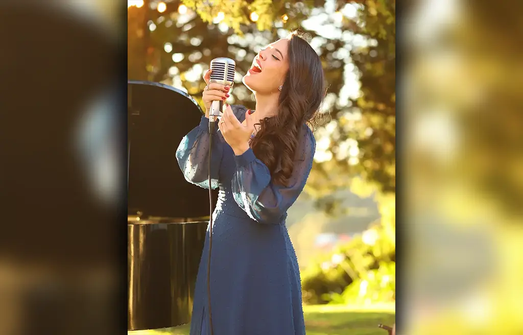 NO PALCO, NA ESTRADA,NUNCA LONGE DO MICROFONE