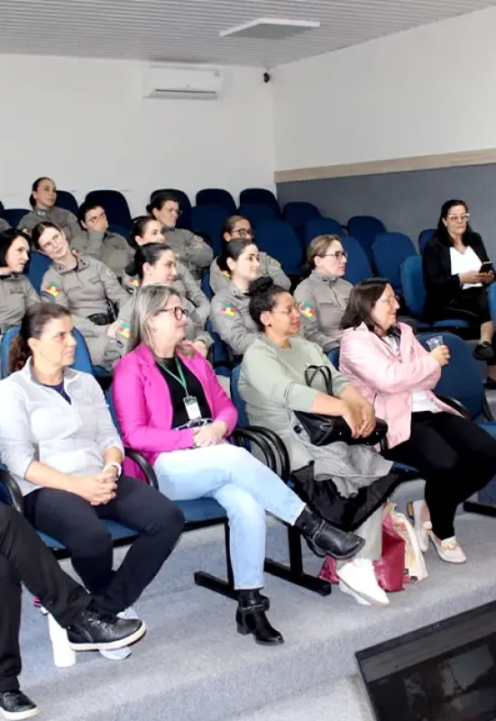POLICIAIS MILITARES FEMININAS HOMENAGEADAS NO OUTUBRO ROSA