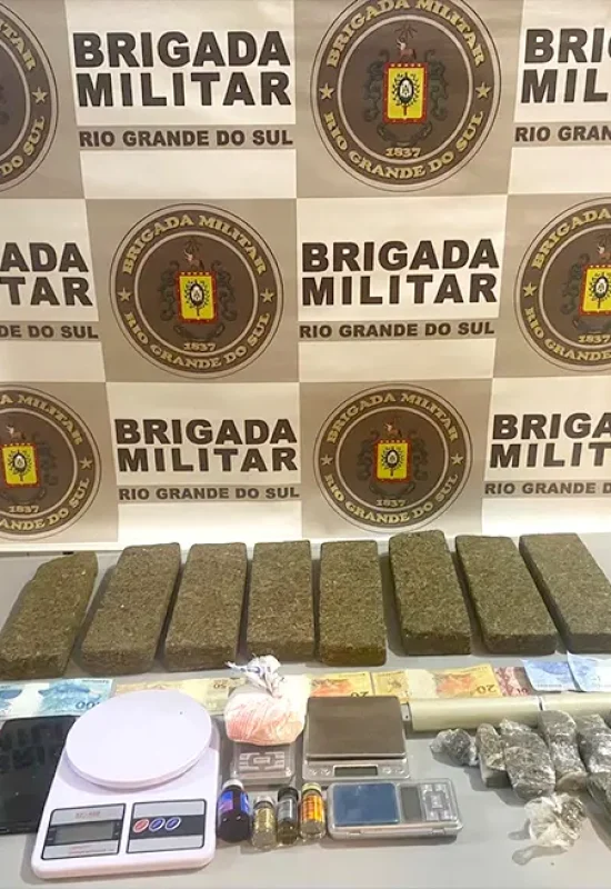 BM PRENDE CASAL COM MAIS DE 5 KG DE DROGAS